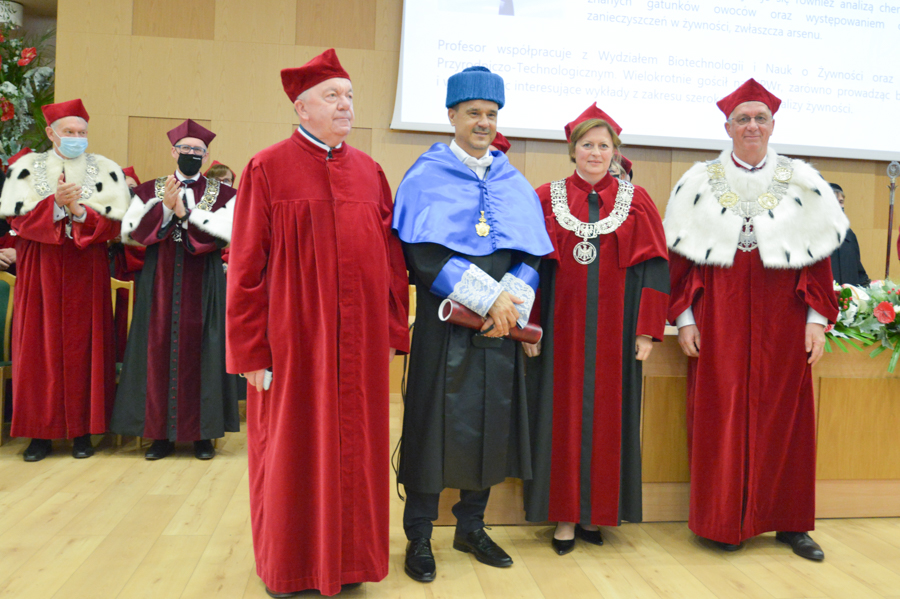 Prof. Tadeusz Trziszka, Prof. Angel A. Carbonell Barrachina, Prof. Aneta Wojdyło and the rector Prof. Jarosław Bosy