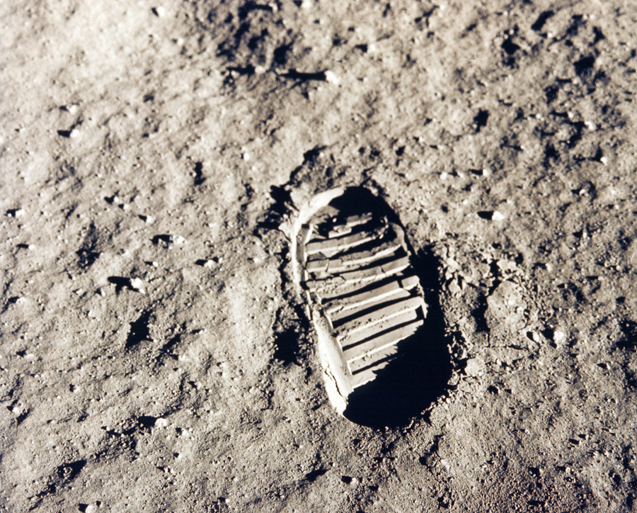 Odcisk buta astronauty pozostawiony na powierzchni Księżyca