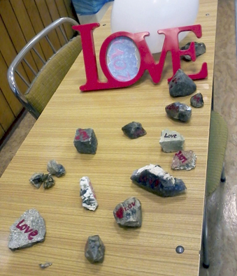 na szkolnej ławce leżące kamienie każdy z napisem love