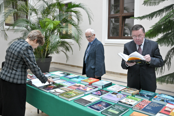 Wystawa ksiazki zagranicznej biblioteka główna Uniwersytet Przyrodniczy we Wrocławiu