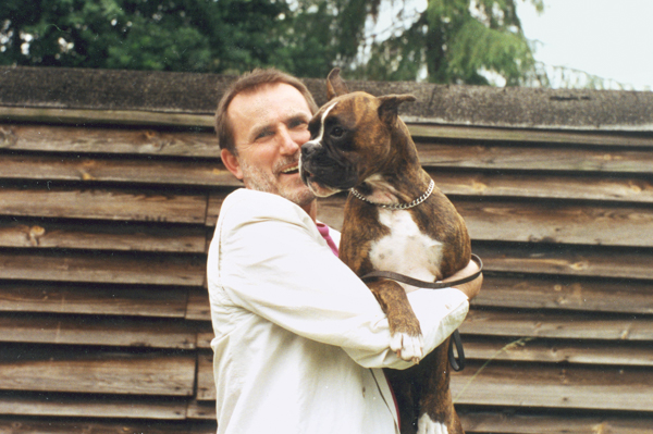profesor roman kołacz były rektor uniwersytetu przyrodniczego we wrocławiu fotografia z psem