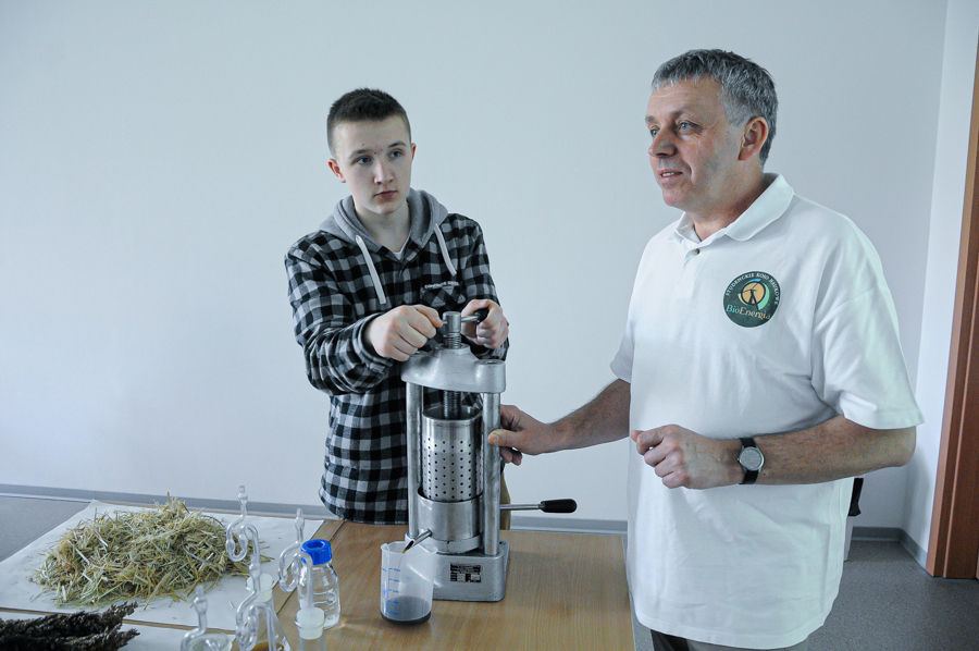 Prof. Józef Sowiński z UPWr ze studentem w czasie zajęć praktycznych