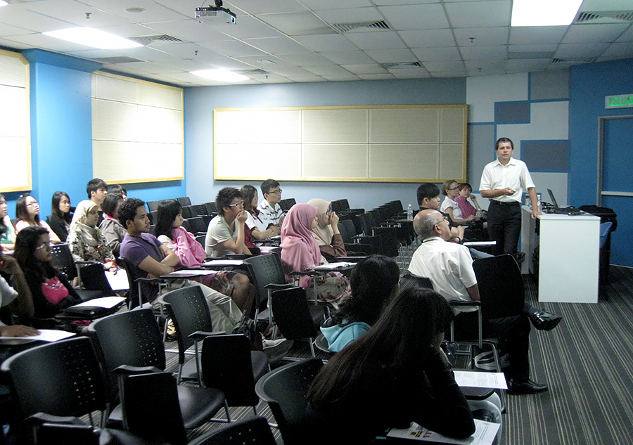 Prof. Figiel z wykładem na konferencji w Kuala Lumpur Taylors University