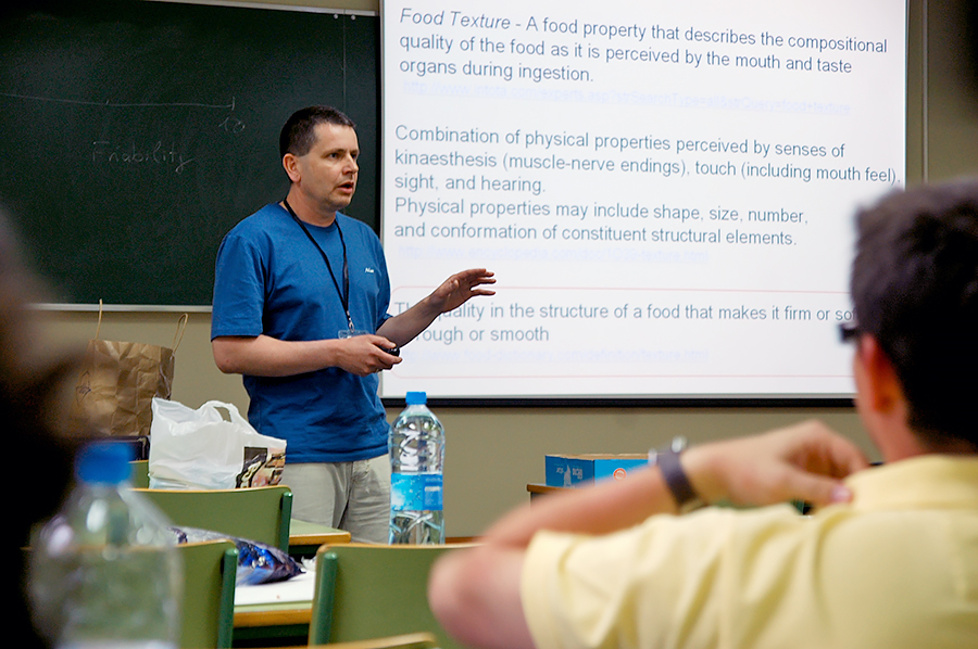Profesor Adam Figiel podczas warsztatów dotyczących żywności regionalnej, Uniwersytet w Orihueli w Hiszpanii
