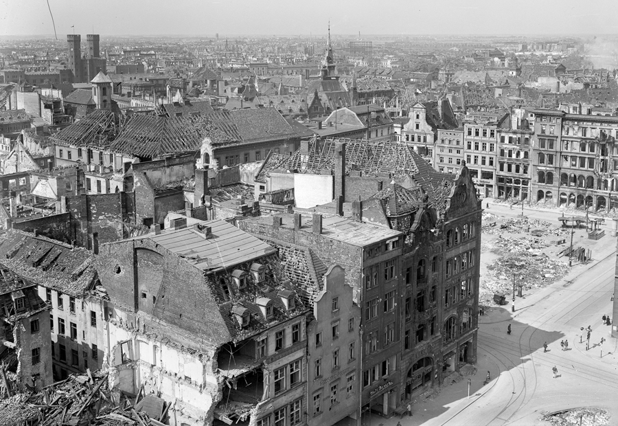 W 1945 roku Zygmunt Golonka przyjechał do Wrocławia zabezpieczać majątek uczelni przed rabunkiem