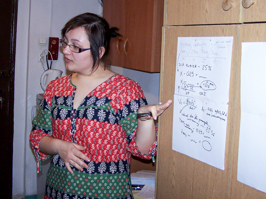 Aleksandra Bawiec jako studentka, tłumacząca koleżankom wzory i obliczenia