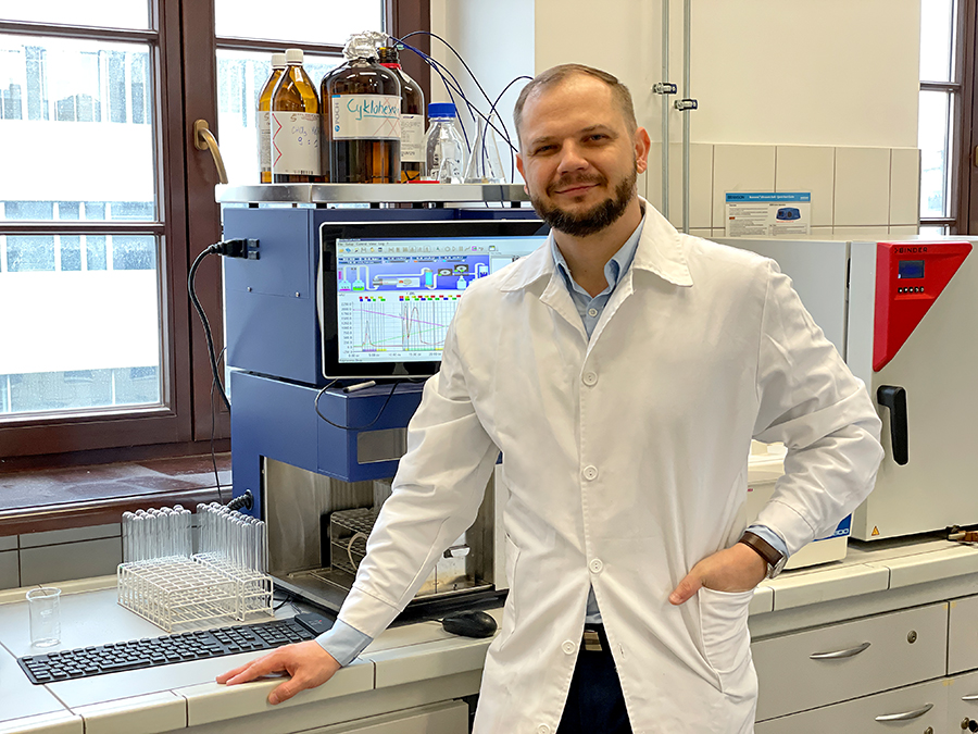 Dr Tomasz Tronina z Katedry Chemii Uniwersytetu Przyrodniczego we Wrocławiu