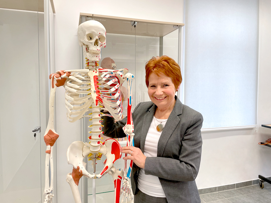 Prof. Barbara Kwiatkowska z UPWr ze szkieletem człowieka
