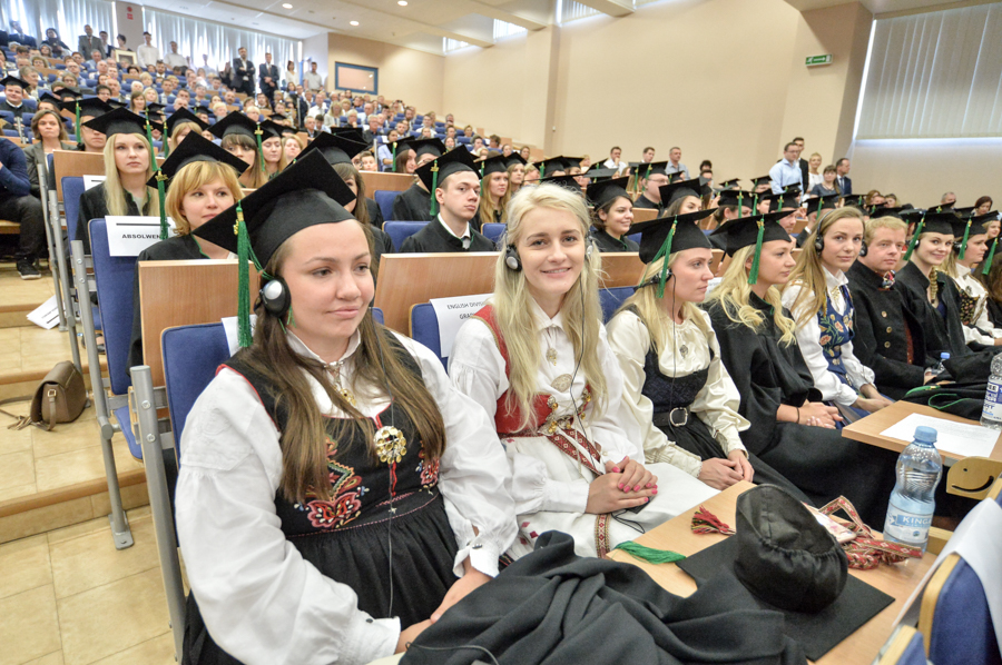 Wrocławską weterynarię od lat wybierają studenci ze Skandynawii – tak zrobiła grupa Norweżek, które swoje dyplomy odbierały w regionalnych strojach