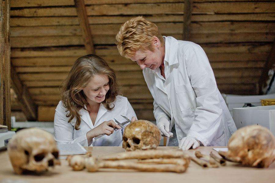 Na biologii człowieka poznasz techniki rekonstrukcji wyglądu człowieka na podstawie jego szczątków kostnych