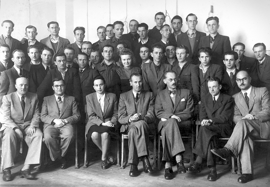 Profesor Tychowski ze współpracownikami studentami  – w środku, czwarty od lewej