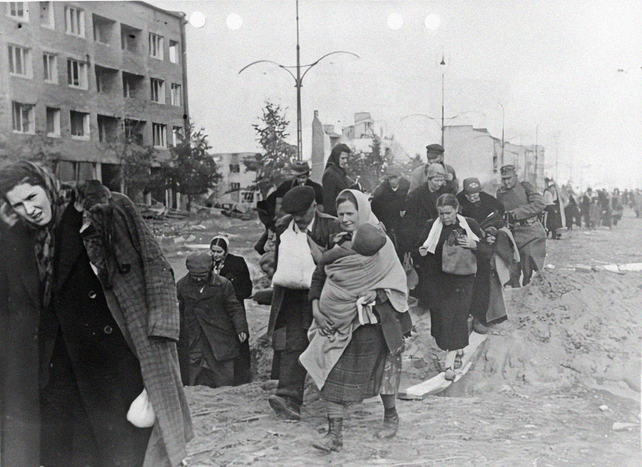 Mieszkańcy Moktowa pędzeni przez Niemców po upadku powstania