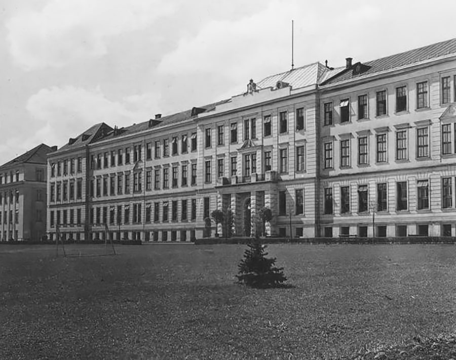 Budynek szkoły kadetów, której uczniem był Jarosław Grabiński