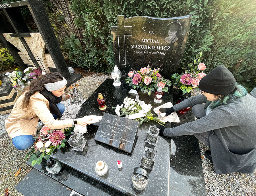 Rektor Michał Mazurkiewicz pochowany jest w alei zasłużonych na cmentarzu Osobowickim we Wrocławiu