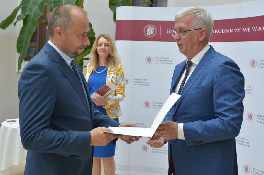 Prof. Artur Kowalczyk i rektor UPWr Jarosław Bosy podczas uroczystości wręczania nagród za osiągnięcia naukowe
