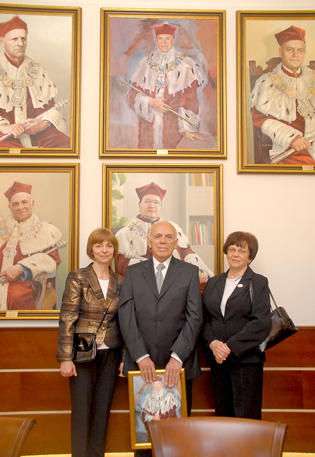 Prof. Kowalski z żoną i córką w Sali im. Tołpy