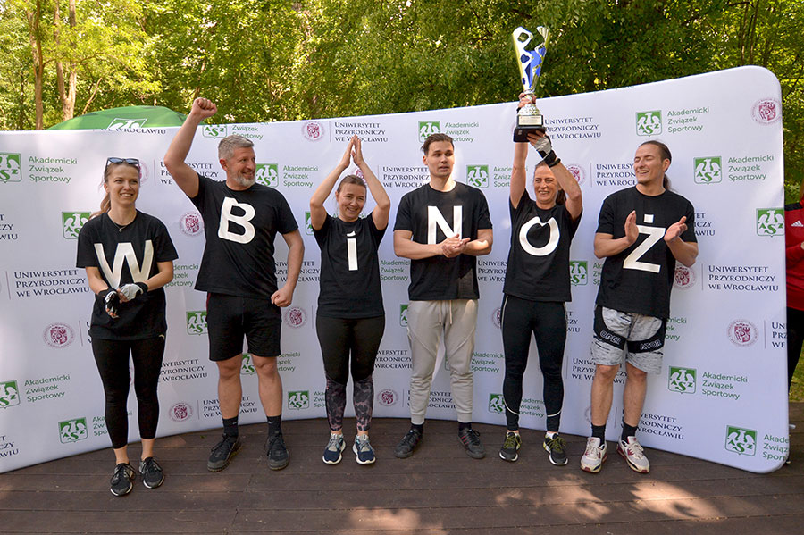 Zwycięska drużyna WBiNoŻ-u, która wygrała zawody na ergometrach wioślarskich