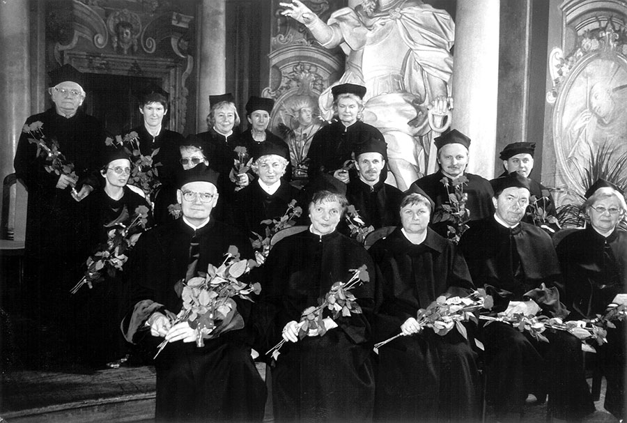 Jedna z uroczystości akademickich – w Auli Leopoldyna. Prof. Irena Górska – w pierwszym rzędzie druga od lewej