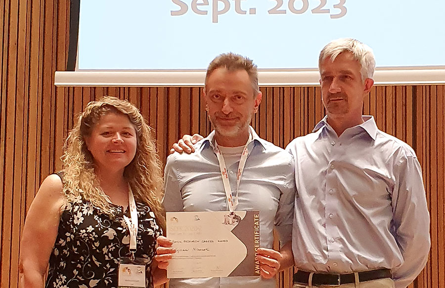 Prof. Michelle Kutzler, prof. Wojciech Niżański i prof. Pierre Comizzoli na kongresie we Włoszech, gdzie naukowiec z UPWr odebrał nagrodę