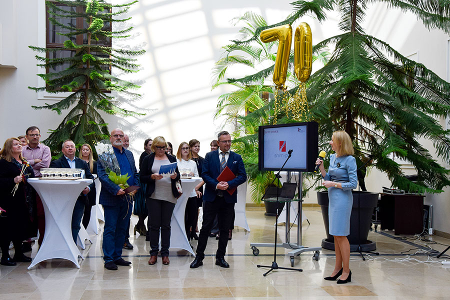 70. urodziny katedry świętowano nie tylko życzeniami i wykładem, ale też tortem i kieliszkiem szampana