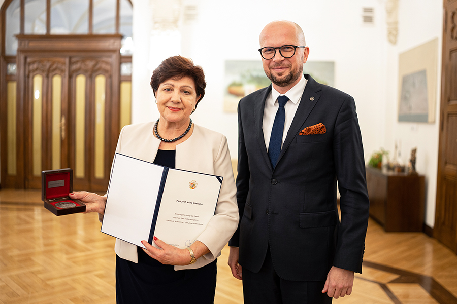 Prof. Alina Wieliczko uhonorowana medalem „Merito de Wratislavia” i wiceprezydent miasta Jakub Mazur