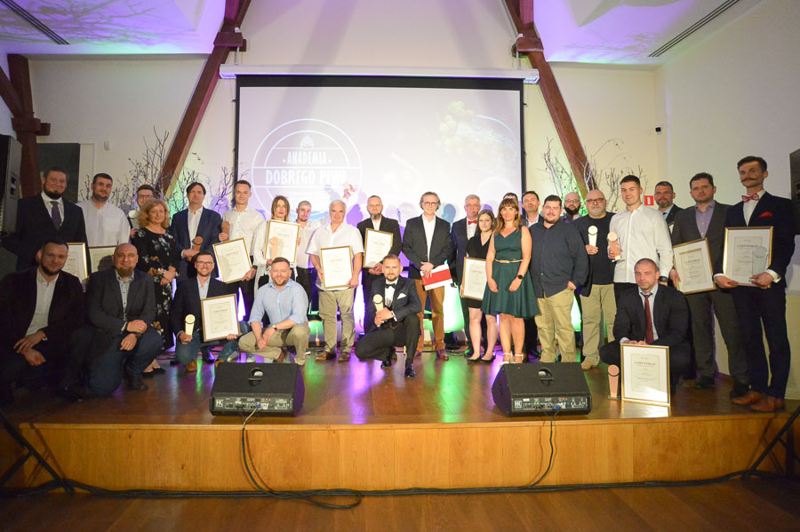 Rodzinne zdjęcie zwycięzców, wyróżnionych i sędziów oceniających piwa zgłoszonego do konkursu ADP