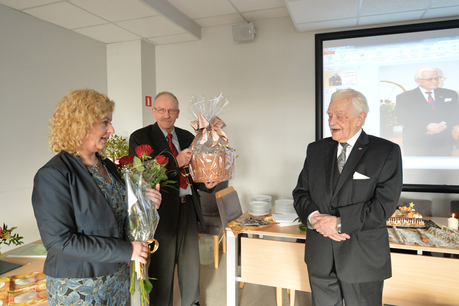 Jubileusz 95-lecia doc. Jerzego Kiersnowskiego, obok stoją prof. Joanna Kawa-Rygielska i prof. Józef Błażewicz