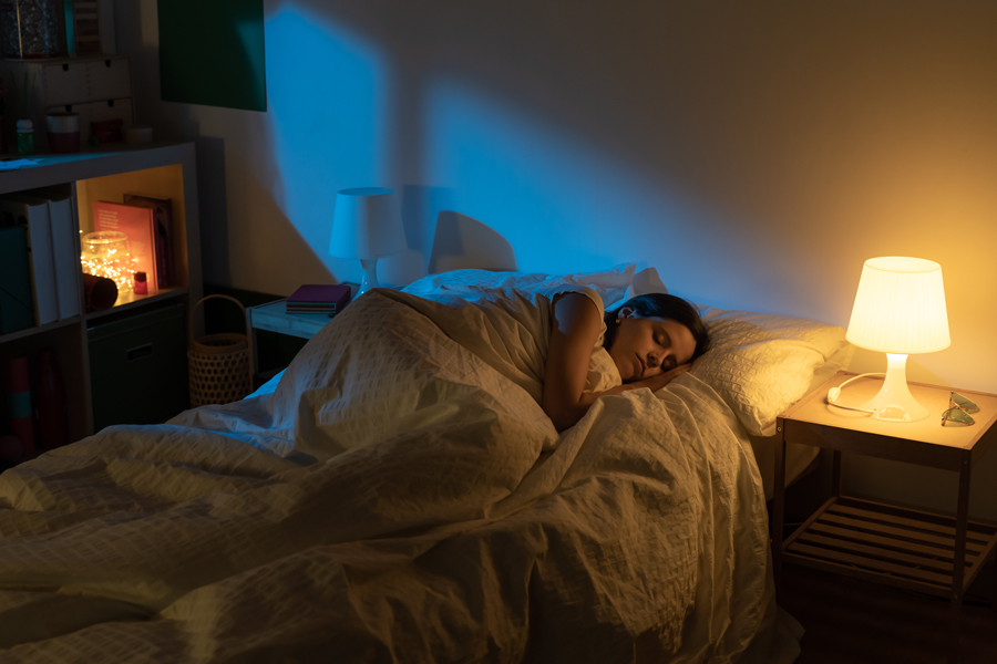Na jakość snu i łatwość zasypiania wpływają m.in. temperatura w sypialni, ale też... bałagan w pomieszczeniu