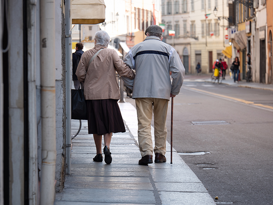 Długość życia w Polsce rosła od lat 90. XX wieku, ale w 2021 roku tendencja ta uległa zahamowaniu. Naukowcy winią tu styl życia Polaków