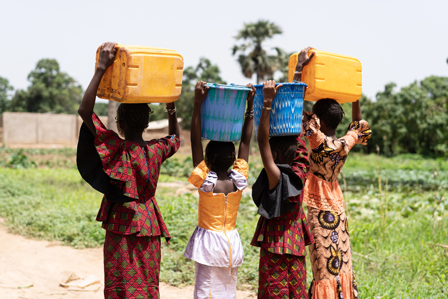 Problemy z dostępem do wody w krajach rozwijających się determinują dziewczynkom dostęp do edukacji
