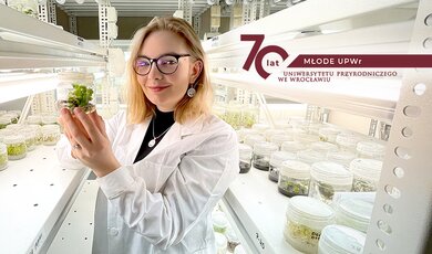 Justyna Załuska z roślinami rozmnażanymi metodą in vitro