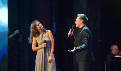 Zofia Nowakowska i Krzysztof Iwaneczko śpiewają