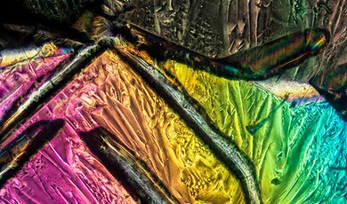 zdjęcie mikroskopowe kryształu kwasu cytrynowego