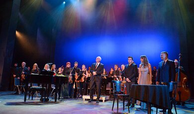 Krzesimir Dębski, soliści oraz orkiestra stoją na scenie