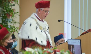 Rektor UPWr profesor Jarosław Bosy w oficjalnym stroju
