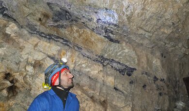 Wojciech Pusz bada sufit jaskini
