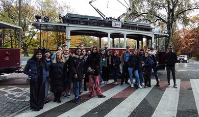 studenci zagraniczni przed zabytkowym tramwajem